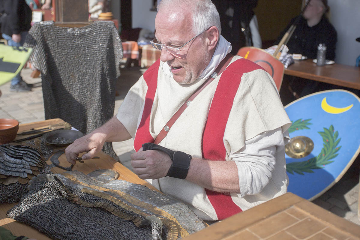 Plttchen und Ringe werden auf einen Schutzpanzer montiert. Fotos: Helmi Tischler-Venter