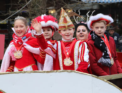 Das Kinderprinzenpaar der KG Herdorf, Nele II. und Luitpold I. genossen den Umzug in vollen Zgen. Ihre Eltern hatten den Prunkwagen entsprechend pfiffig aufgerstet. Fotos: anna