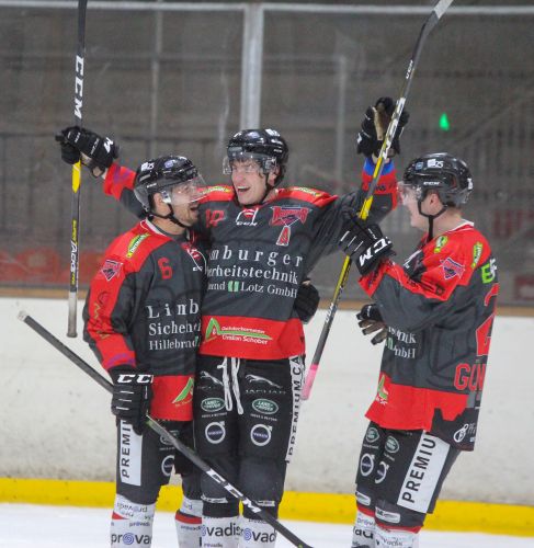 Wollen auch gegen Neuwied jubeln - von links: Kyle Piwowarczyk, Alexander Seifert, Leonard Gnther. Foto: fischkoppMedien