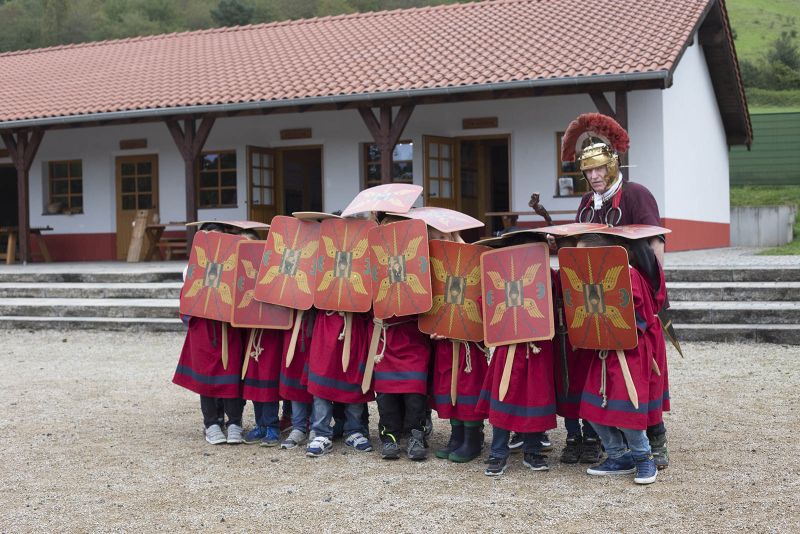 Mit dem Tribun der Kohorte XXVI eingebte Militrformation "Schildkrte". Fotos: privat