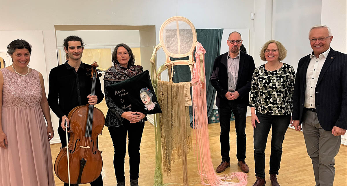 Sabine Hack (3. von links) zeigt ihre Werke im Neuwieder Roentgen-Museum - ganz zur Freude von (von rechts) Landrat Achim Hallerbach, Laudatorin Pauline Liesen und Museumsdirektor Bernd Willscheid. Musikalisch umrahmt wurde die Vernissage von Milica Vickovic-Reffgen und Yoel Cantori. Foto: Kreisverwaltung Neuwied / Ulf Steffenfauseweh