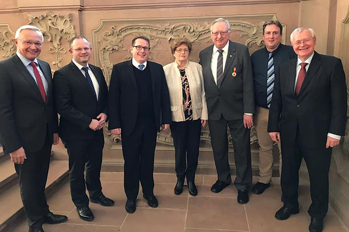 Freude nach der Verleihung der Verdienstmedaille (von rechts): Neuwieds ehemaliger Brgermeister Reiner Kilgen, Zoodirektor Mirko Thiel, Dieter Rollepatz, Ingrid Rollepatz, ADD-Prsident Thomas Linnertz, OB Jan Einig und Landrat Achim Hallerbach. Foto: Stadt