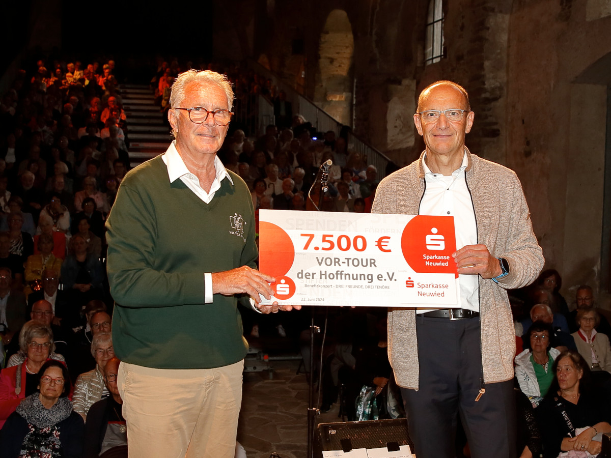 Gerhard Grn, Mitglied des Vorstandes der Sparkasse, konnte vor dem Konzert an den Ehrenvorsitzenden des Vereins, Jrgen Grnwald, einen Scheck ber 7.500 Euro berreichen. (Foto: Wolfgang Hartmann)