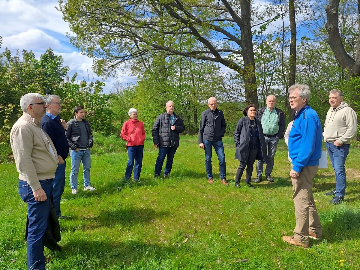 Die Teilnehmer der Ortsbegehung besichtigen den Bolzplatz am Roniger Hof. (Foto: Florian Augst)