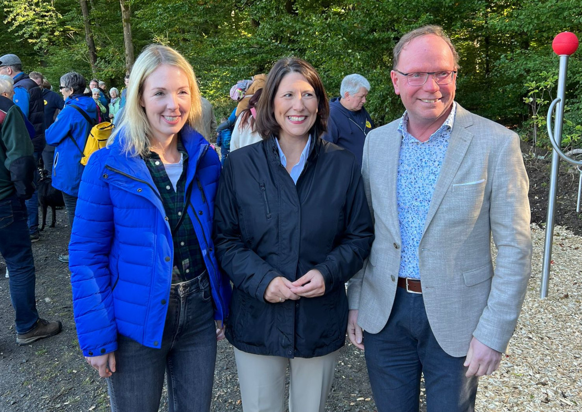 Ortsbrgermeister Thomas Boden sprach mit Ministerin Daniela Schmitt (Mitte) und MdL Ellen Demuth ber die Landesstraen rund um Robach/Wied). (Foto: Privat)