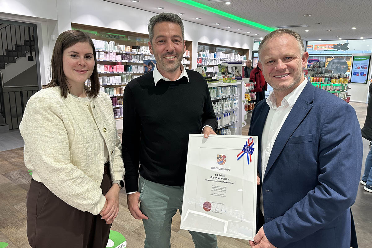 50 Jahre Rosen-Apotheke: Oberbrgermeister Jan Einig und Wirtschaftsfrdererin Alexandra Rnz gratulierten Firmenchef Johannes Neukirchen und berreichten ihm eine Urkunde zum stolzen Jubilum. Foto: Stadt Neuwied / Ulf Steffenfauseweh