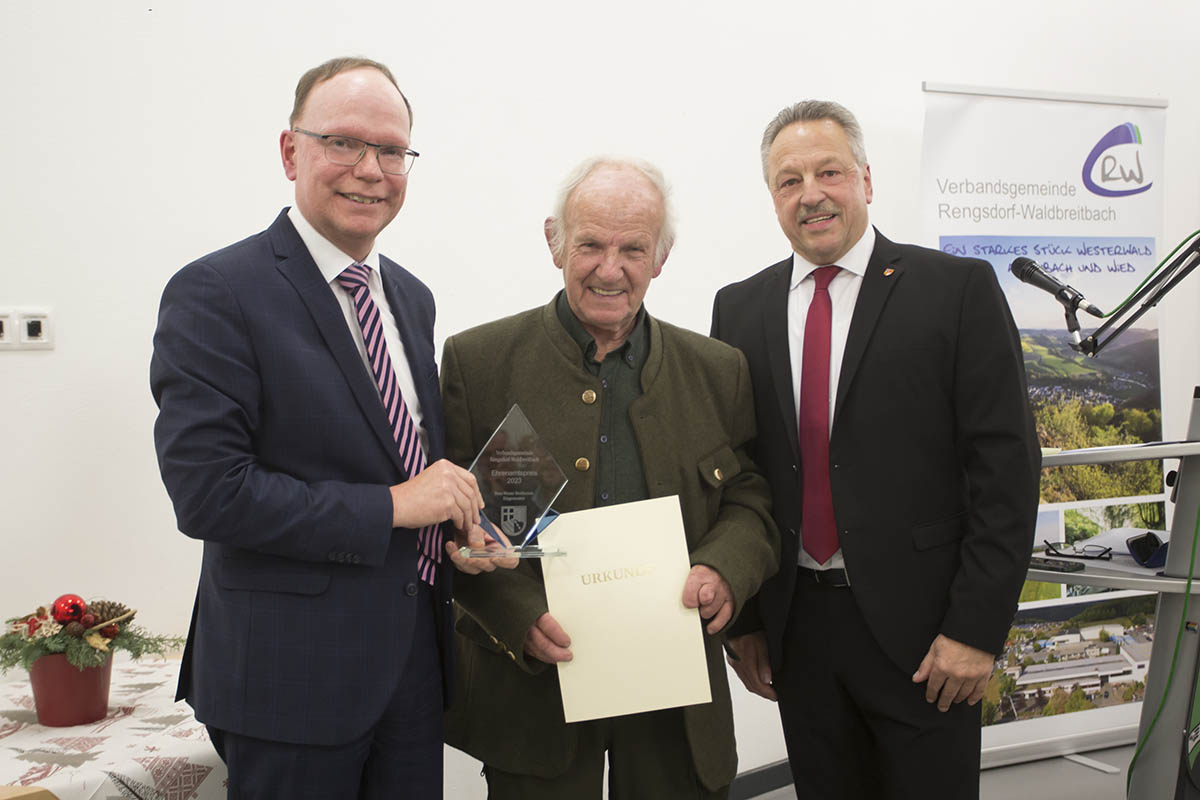 Ortsbrgermeister Thomas Boden (links) und Brgermeister Hans-Werner Breithausen gratulieren Norbert Scharenberg. Foto: Wolfgang Tischler