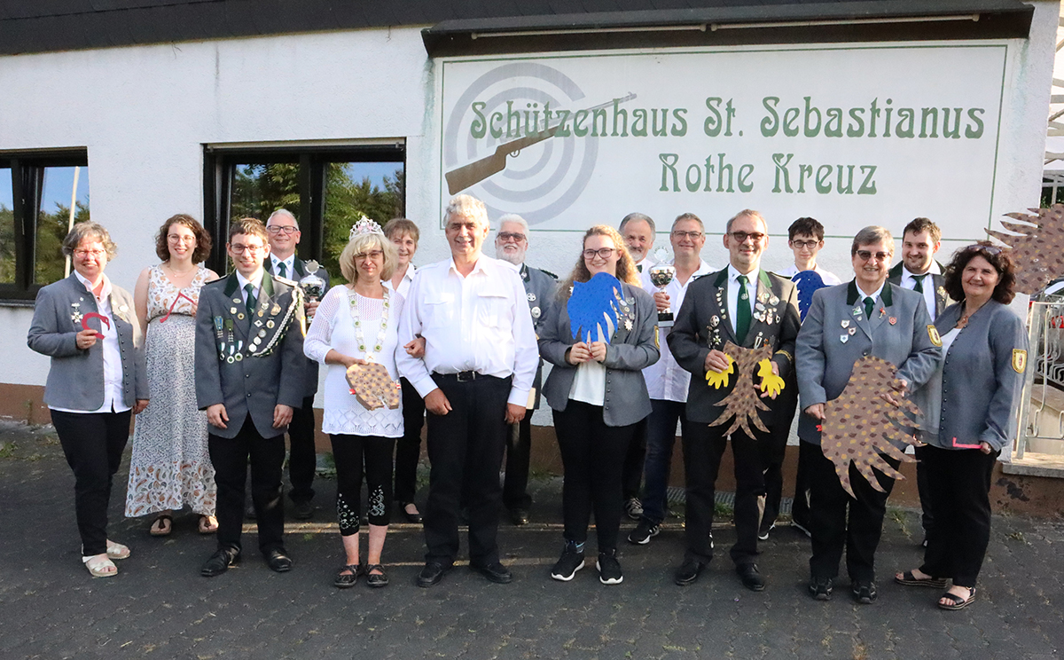 Knigin Sabine Becker mit Prinzgemahl Peter Becker und den Sebastianus-Schtzen. (Fotos: St. Sebastianus Schtzenbruderschaft)