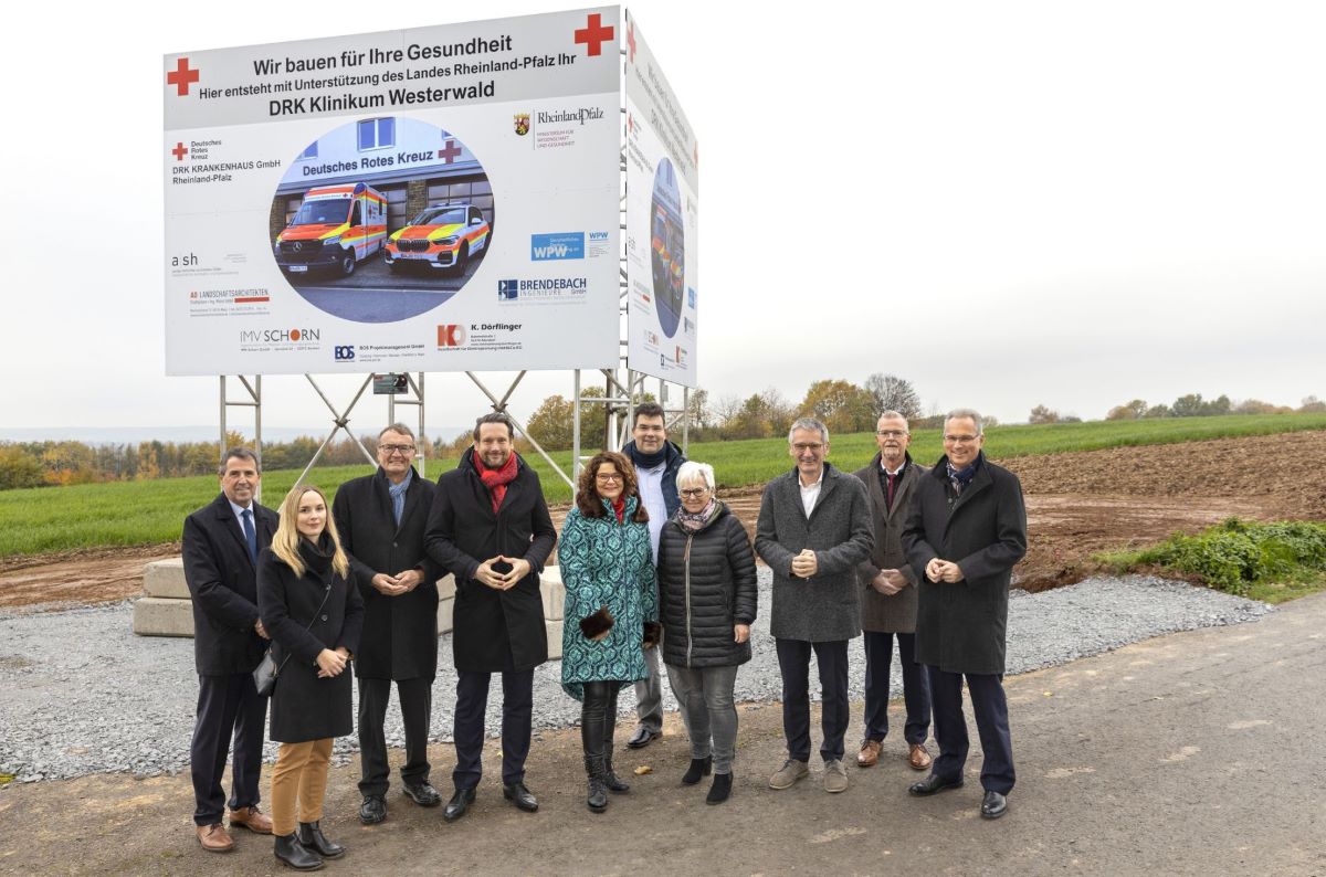 Sie alle hoffen, dass das Projekt des Krankenhausneubaus, auf den Infotafeln an der B 414 hinweisen, auch wirklich realisiert wird. (Foto: DRK-Trgergesellschaft Sd-West)