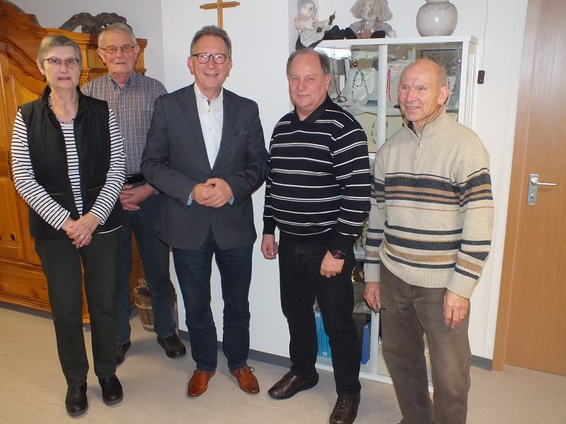 Digitale Gesundheitsversorgung und Pflege waren die Themen beim Gesprch von Ingrid Schuhen, Willi Grothe, Erwin Rddel, Frank-Ulrich Kron und Heinz Ahnert.   
(Foto: Reinhard Vanderfuhr / Bro Rddel)