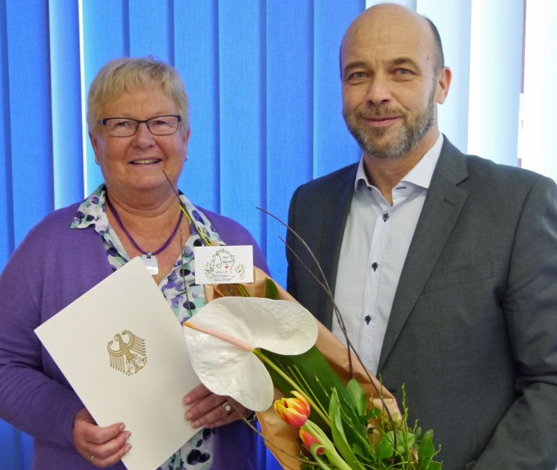 Verabschiedung von Birgit Ortseifen durch Elmar Wagner. Foto: Agentur fr Arbeit Montabaur