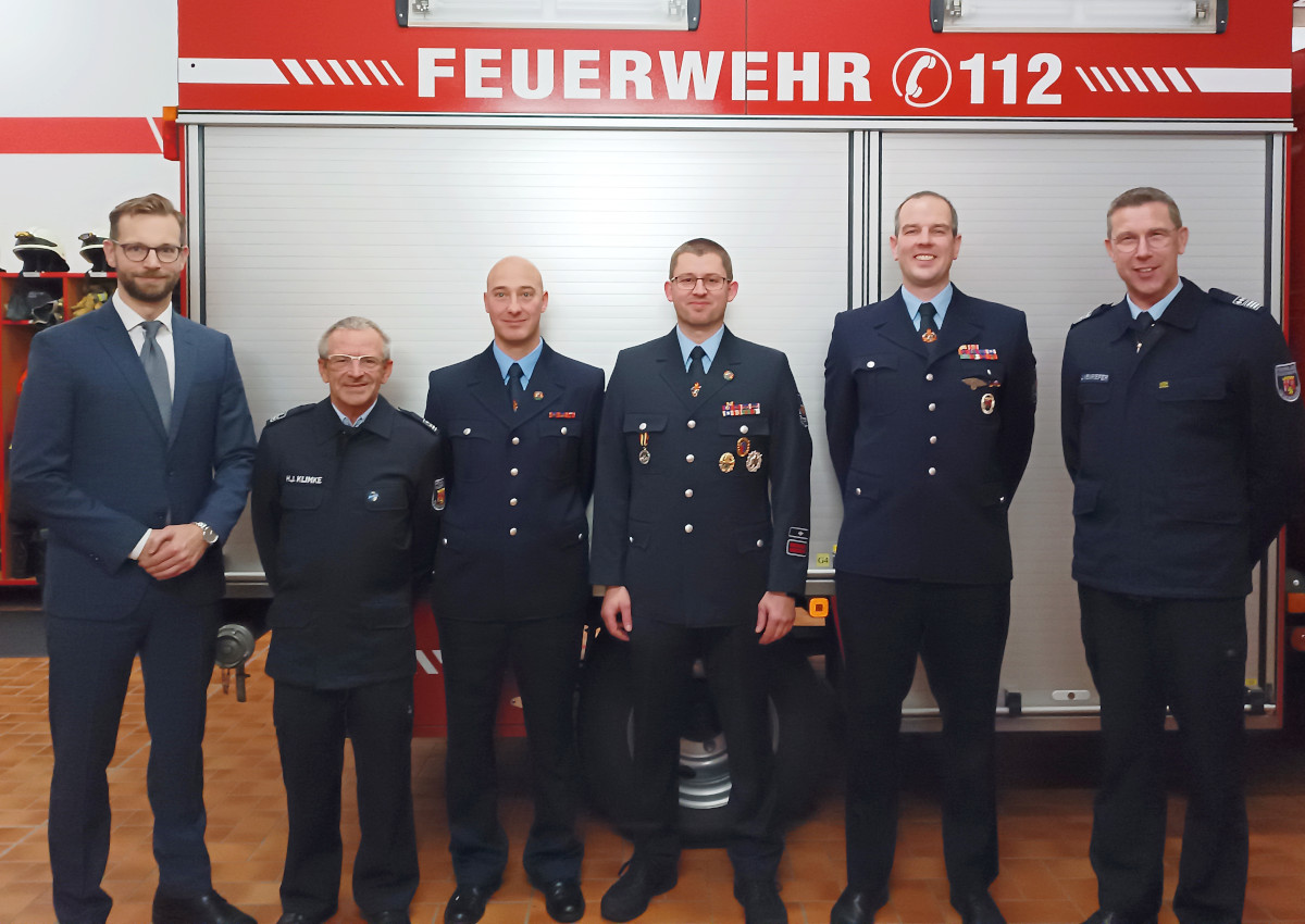 Pascal Gutjahr (3.v.l.) wurde zum neuen Stellvertretenden Wehrfhrer gewhlt. Zur Wahl gratulierten (v.l.): Brgermeister Ulrich Richter-Hopprich, der Stellvertretende Wehrleiter Hans-Joachim Klimke, Wehrfhrer Andr Kaiser, Gutjahrs Vorgnger Michael Ferdinand und Wehrleiter Jens Weinriefer. (Bild: VG Montabaur / Monique Brill)