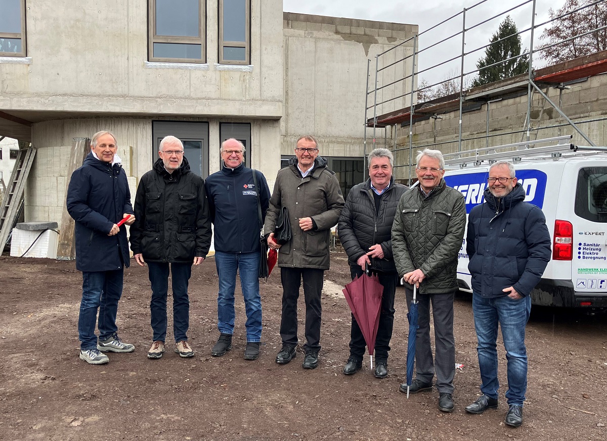 Freuen sich ber den Baufortschritt: Architekt Volker Michalowicz, Christoph Drolshagen, Leiter Marienhaus Hospize, , Dr. Armin Rieger und Rainer Kaul, DRK, Egon Rademacher und Hans-Peter Knossalla vom Neuwieder Hospiz e. V. sowie Andreas Helsper, Baumanagement Marienhaus-Gruppe. (Foto: Nicole Mehren)