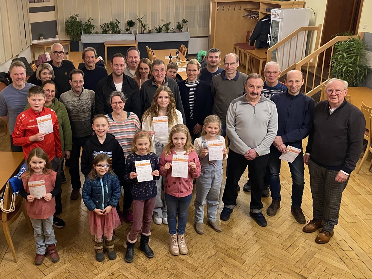 Die Ehrungsteilnehmer nach der bergabe der Sportabzeichen (hinten links Uli Bender, Vorstandsmitglied des VFL Kirchen, vierter von rechts Ralph Bhmer, bungsleiter und ganz rechts Klaus-Jrgen Griese, Sportbeauftragter der VG Kirchen). (Foto: Klaus-Jrgen Griese)