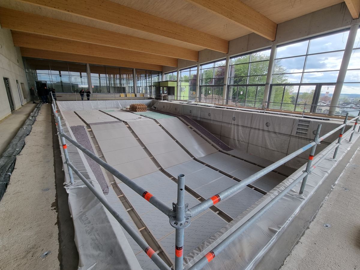 Ein Blick auf das Sportbecken im neuen Altenkirchener Hallenbad: Nicht nur das Wasser fehlt, auch an Estrich und Fliesen mssen noch Hnde angelegt werden. (Foto: vh)    