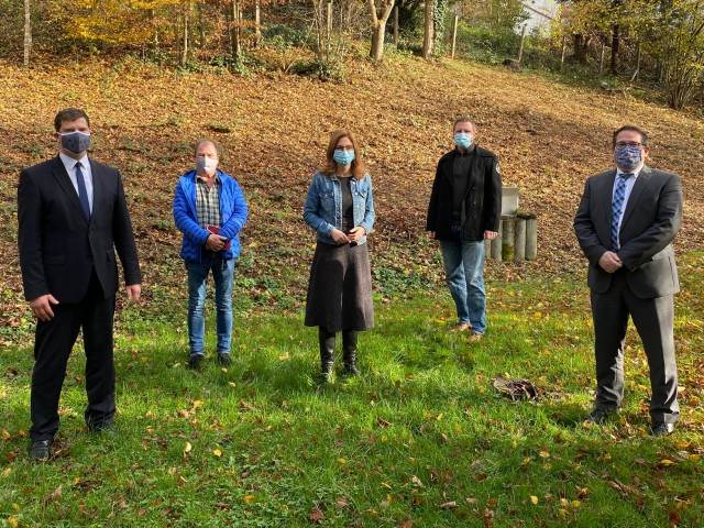 Gemeinsam mit dem Prsidenten der Aufsichts- und Dienstleistungsdirektion, Thomas Linnertz (rechts), konnte sich jetzt die heimische SPD-Landtagsabgeordnete Sabine Btzing-Lichtenthler (Mitte) ber den aktuellen Stand des Frderprogramms Lndliche Zentren in der Verbandsgemeinde Kirchen informieren. Auf dem Foto ist unter anderem auch der Brgermeister der VG Kirchen, Maik Khler, (links/ CDU) zu sehen. (Foto: Wahlkreisbro Btzing-Lichtenthler)