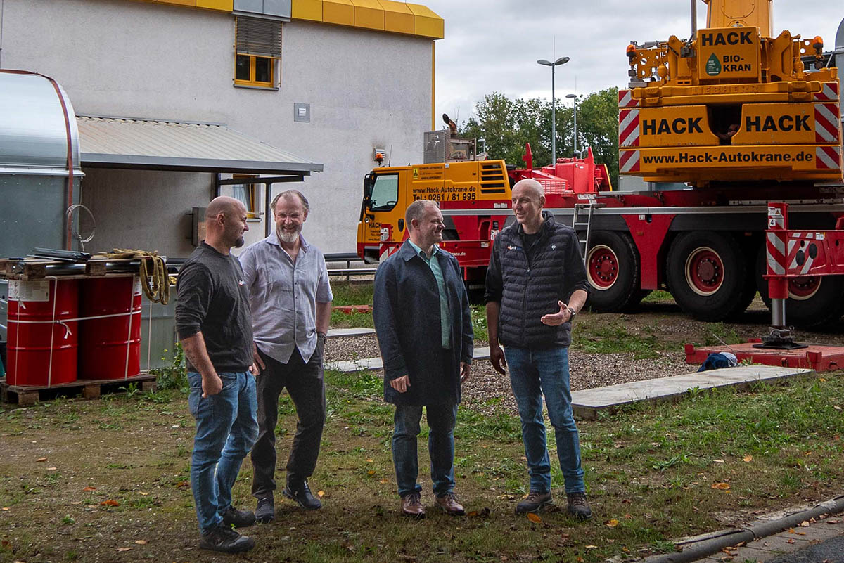 Warten auf das neue BHKW: Daniel Friedrich, Geschftsfhrer der Mendiger "kwk-tec" (r.) im Gesprch mit Oberbrgermeister Jan Einig. Foto: Gerd Neuwirth/SWN