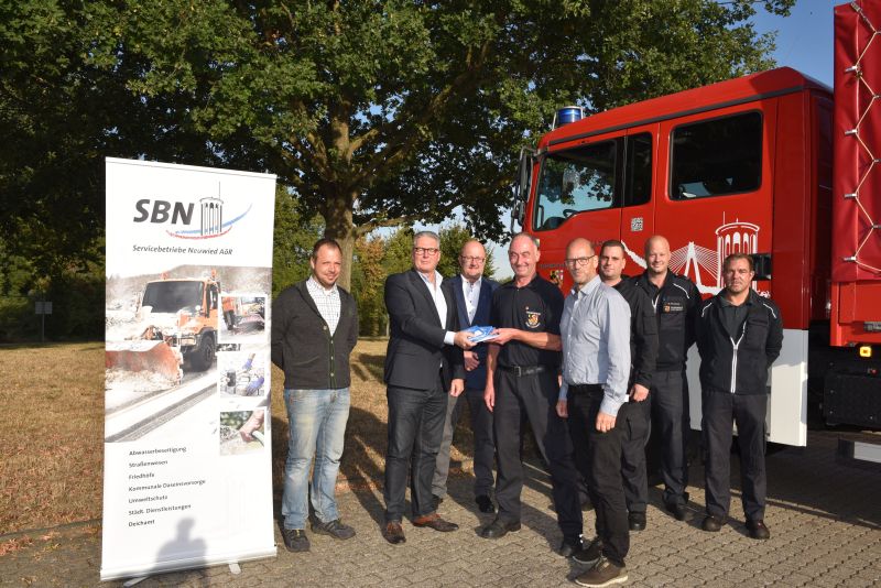 Frank Schneider (2.v.l.) bergab mit Mitarbeiter Jan Kronenberger die Karten an die Feuerwehrkameraden mit Achim Schneider, Wehrleiter  Wilfried Hausmann und Fred Gross. Fotos: SBN