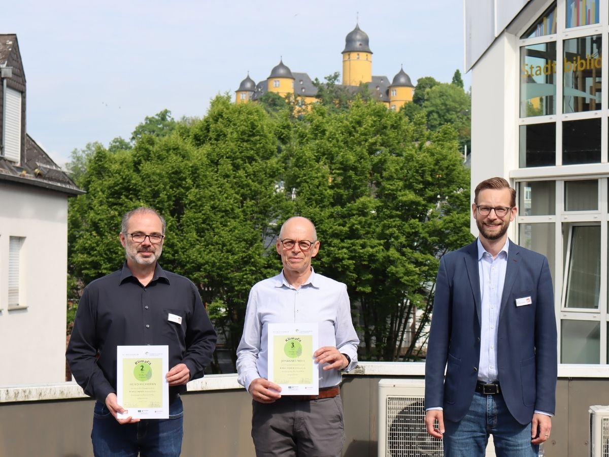 Ulrich Richter-Hopprich, Brgermeister der Verbandsgemeinde Montabaur (r.), konnte den Gewinnern der Aktion Klima-Coach Heiko Hickmann (l.) und Johannes Noll die Urkunden berreichen. (Foto: Verbandsgemeinde Montabaur)