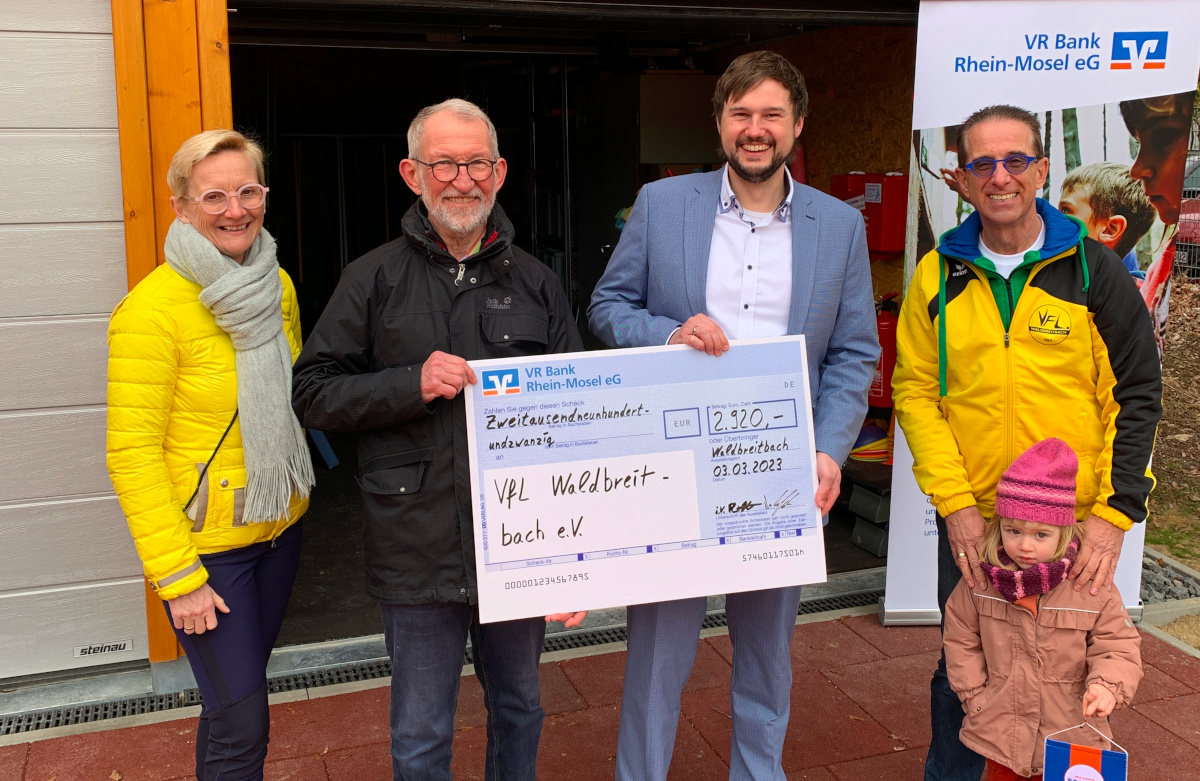 Es freuen sich ber die Geldzuwendung von links Peggy Stber (Schatzmeisterin), Josef Ho (Geschftsfhrer), Sebastian Jacke (VR Bank Rhein-Mosel) und Wolfgang Bernath (Vorsitzender) mit Enkelkind und Vereinsmitglied Martha Hampel. (Foto: Florian Ktt)