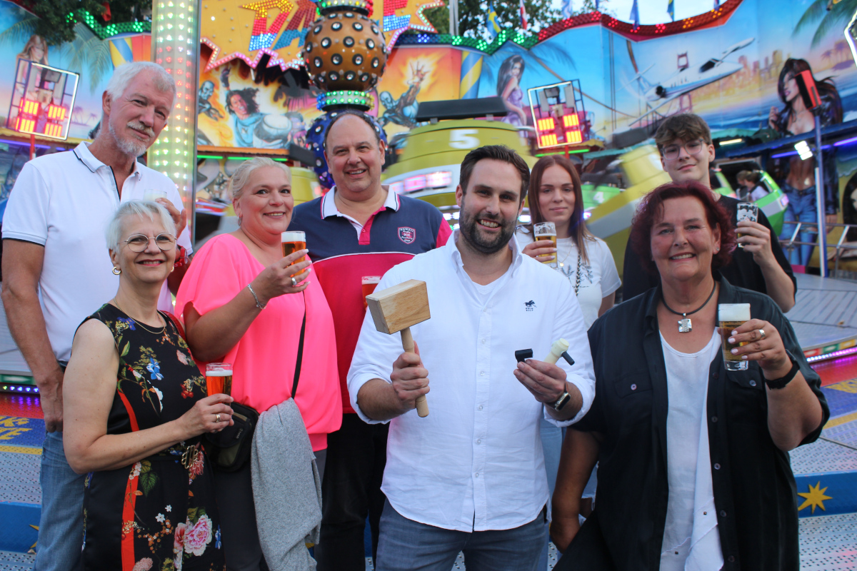 Das 156. Betzdorfer Schtzenfest erffnet: Stadtbrgermeister Johannes Behner und Sabina Kniep, Vorsitzende des Schtzenvereins, geben den Startschuss fr vier Tage voller Tradition, Gemeinschaft und unvergesslicher Momente.
(Fotos: Jenny Patt)