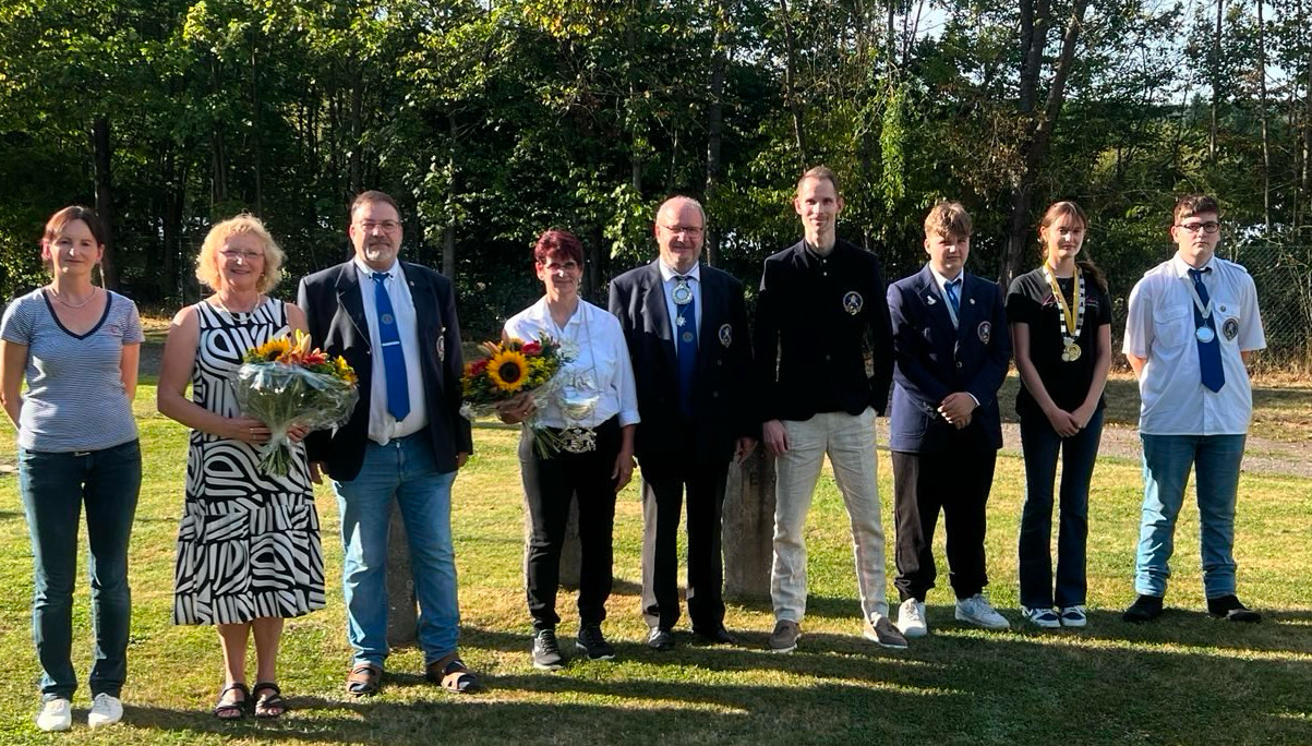 Von links nach rechts:  Romy Hoffmann, scheidendes Knigspaar
Irmgard und Jo Datzert, Schtzenknigin Brbel Bosch mit Prinzgemahl Volker,
Marcel Bont, Luca Gramann, scheidender Jungenknig, Leonora Hoffmann
Jugendschtzenknigin und Benneth Gmsay.
(Foto: Neuwieder Schtzengesellschaft 1833 e. V.)
