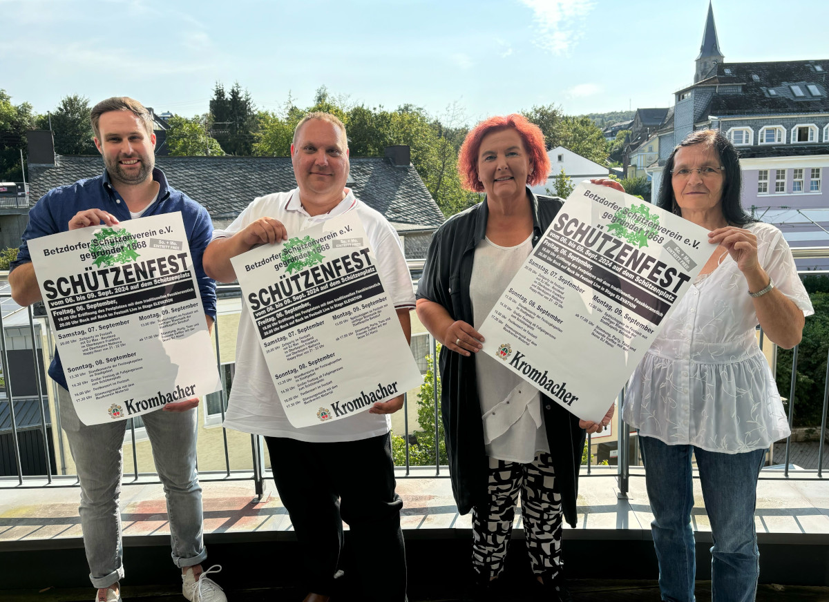 Alle Beteiligten blicken mit Vorfreude auf ein gelungenes Schtzenfest, das Tradition und Gemeinschaft verbindet. (v.l. "fast" Brgermeister Johannes Behner, Citymanager Kevin Wallimann, erste Vorsitzende des Schtzenvereins Sabine Kniep und Brigitte Barth
(Foto: Jenny Patt)