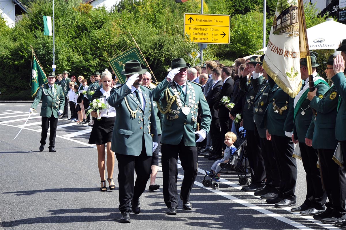 Knig Dietmar schritt die Front ab. (Fotos: kk)