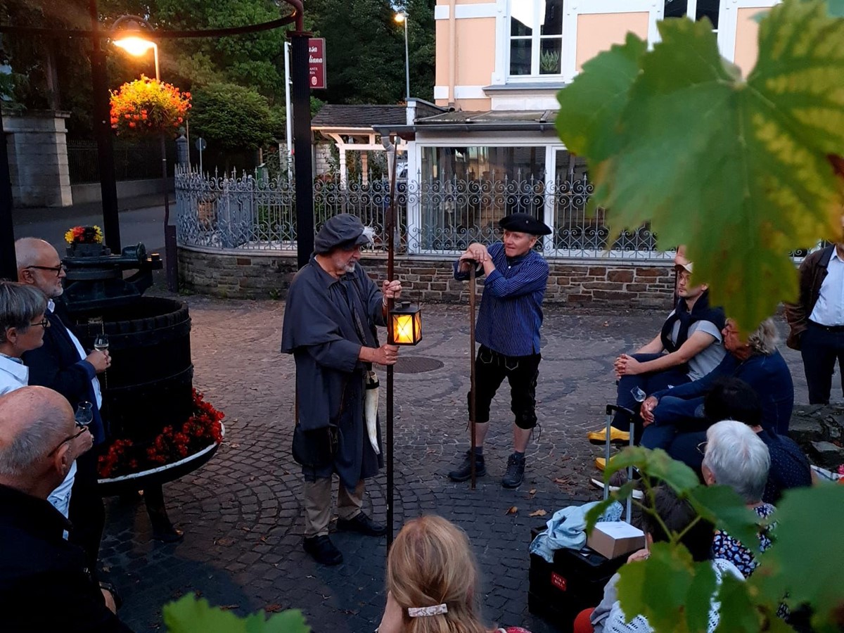 Nachtwchterfhrung durch Unkel(von links nach rechts): Brgermeister Alfons Muhoff, der Nachtwchter von Unkel(Werner Geiler) und der Winzer Andr Bonefa(Karl Grken). (Foto: Geschichtsverein Unkel)