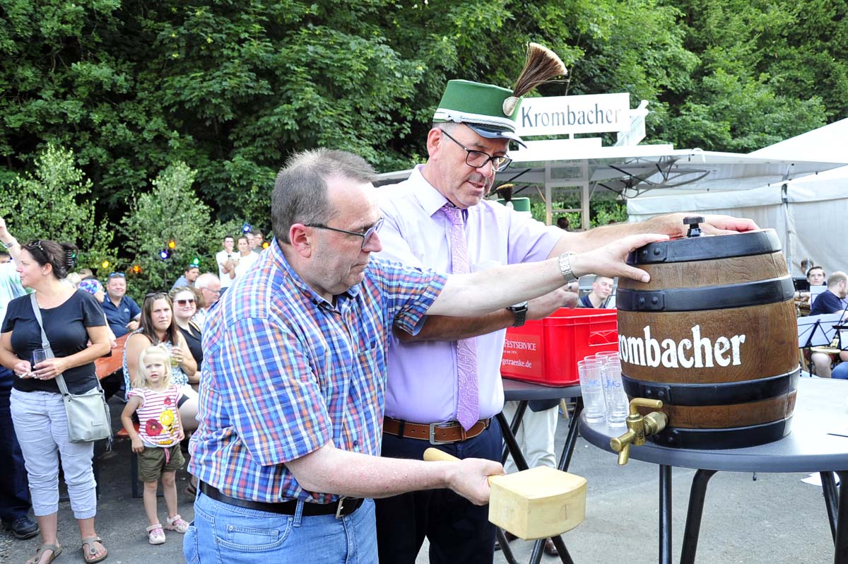 Fassanstich durch Claus Behner untersttzt durch Jrgen Thielmann. (Bilder:kk)