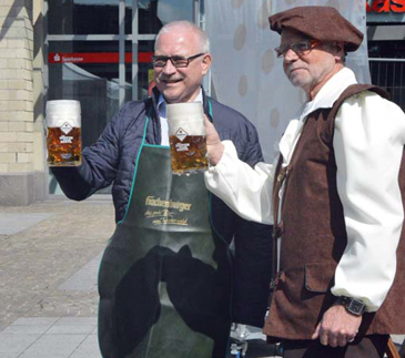 Stadtbrgermeister Heijo Hfer wnschte den Besucher ein schnes Stadtfest. Beim Sonnenschein schmeckte auch der Gerstensaft. Fotos: kk