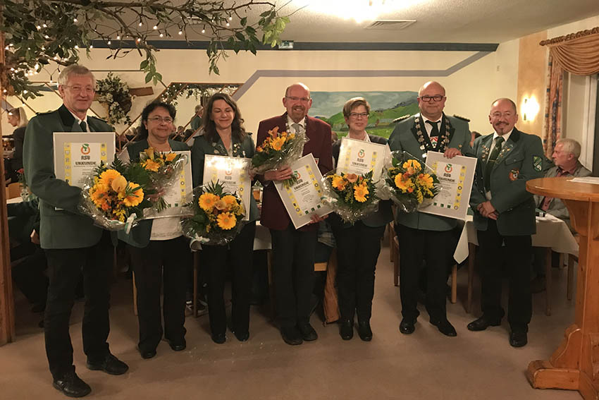 Kreisknig 2017/2018 Hans-Jrg Hoffmann (zweiter von rechts). Fotos: Verein