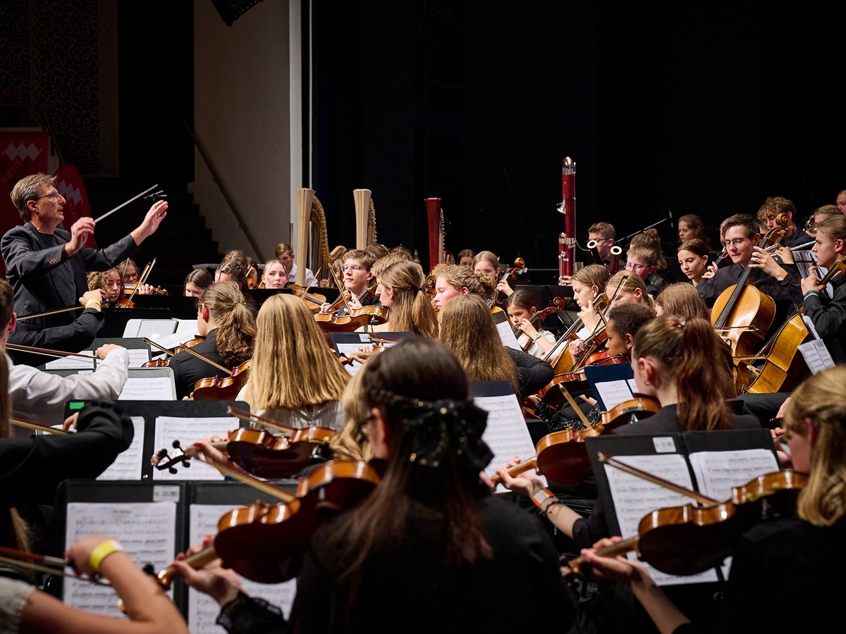 Das Sinfonieorchester des Landesmusikgymnasiums spielt gemeinsam mit dem Mdchenchor "La Filia". (Foto: Kati Mazanik)