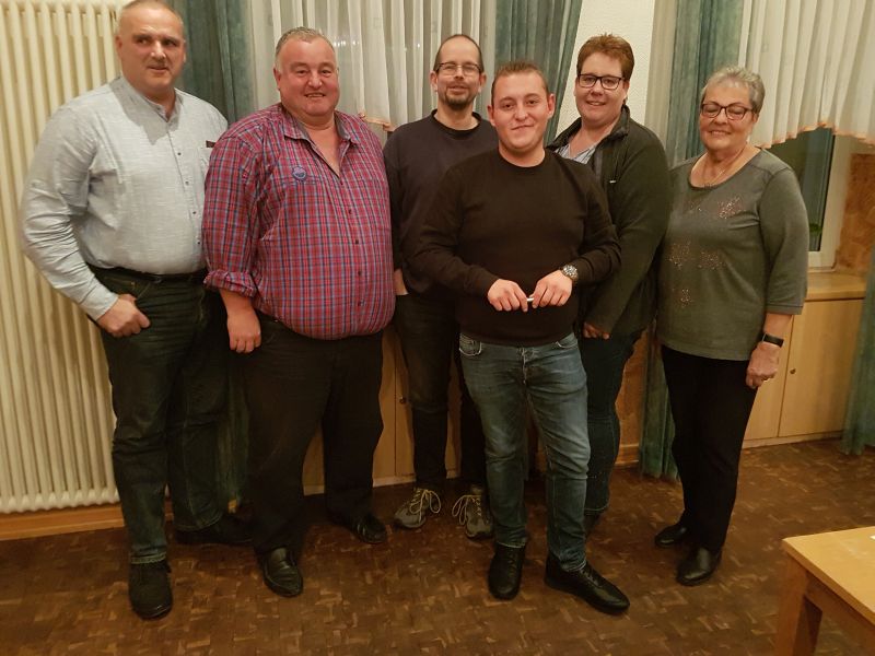 SPD Heimbach-Weis widmet sich der Zukunft. Ortsvorsteher-Kandidat Uwe Siebenmorgen (zweiter von links) und Stadtrats-Kandidat Janick Helmut Schmitz (vorne) mchten das Altwerden im eigenen Dorf ermglichen. Foto: privat