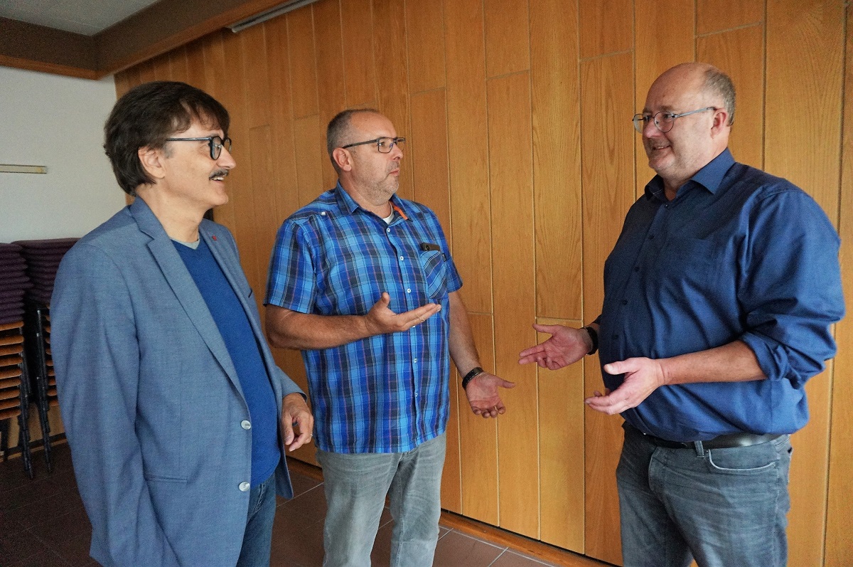 Die Irlicher Ortsbeirte Dieter Hnerfeld und Carsten Jox lassen sich von Experte Wilfried Hausmann erlutern, welche Auswirkung extreme Hochwasserlagen und Starkregenereignisse explizit auf Irlich haben. (Foto: Biggy Hof)