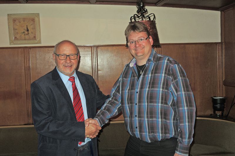 Der SPD-Vorsitzende Jrg Honnef gratuliert Guido Job zur Nominierung als SPD-Kandidat fr die Stadtbrgermeisterwahl 2019. Foto: privat