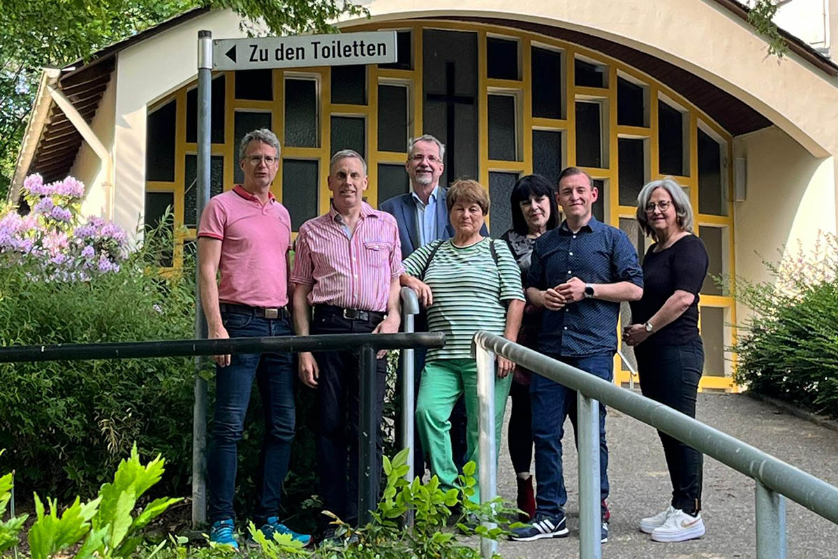 Die SPD-Stadtratsfraktion machte sich ein Bild von der nun fertig gestellten barrierefreien Toilettenanlage auf dem Friedhof in Gladbach. Foto: SPD