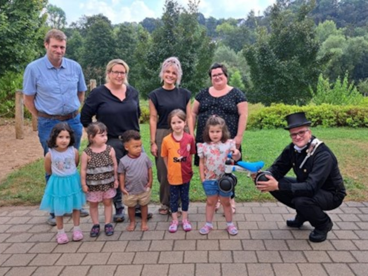 Schornsteinfegermeister Christian Baldus, Nicole Noreikat und Theresa Brenner (Kindertagessttte "Villa Kunterbunt") Tanja Weger (Kindertagessttte "Lummerland"), Markus Wrthen (Verbandsgemeindeverwaltung) (von rechts nach links) und die Kinder aus der Kindertagessttte "Lummerland" (Foto: Verbandsgemeindeverwaltung Wissen)