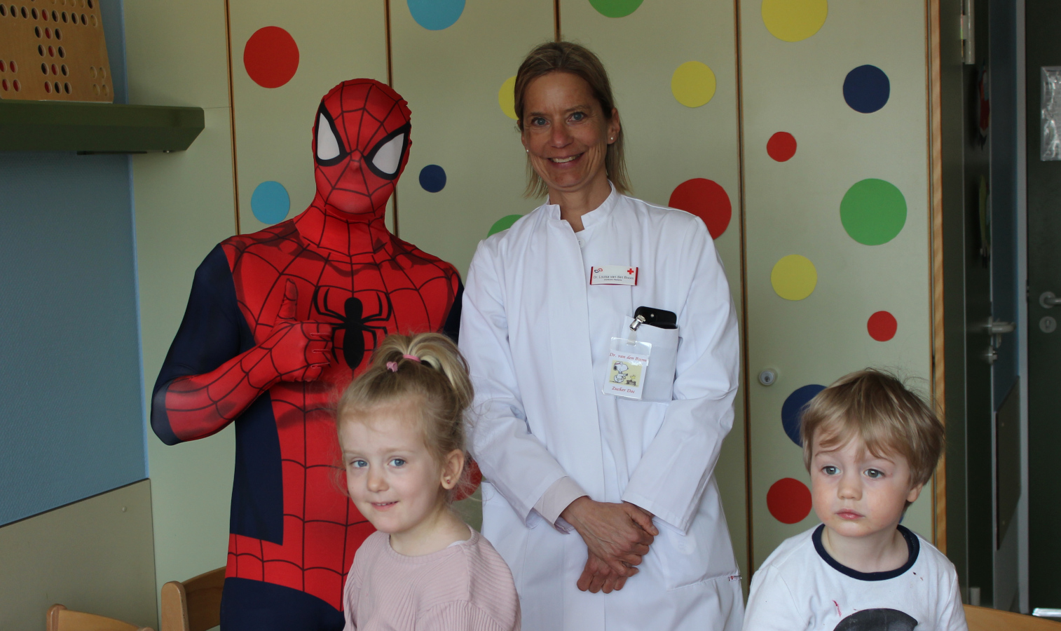 Superheld Spiderman besucht die Kinder im DRK-Krankenhaus Kirchen