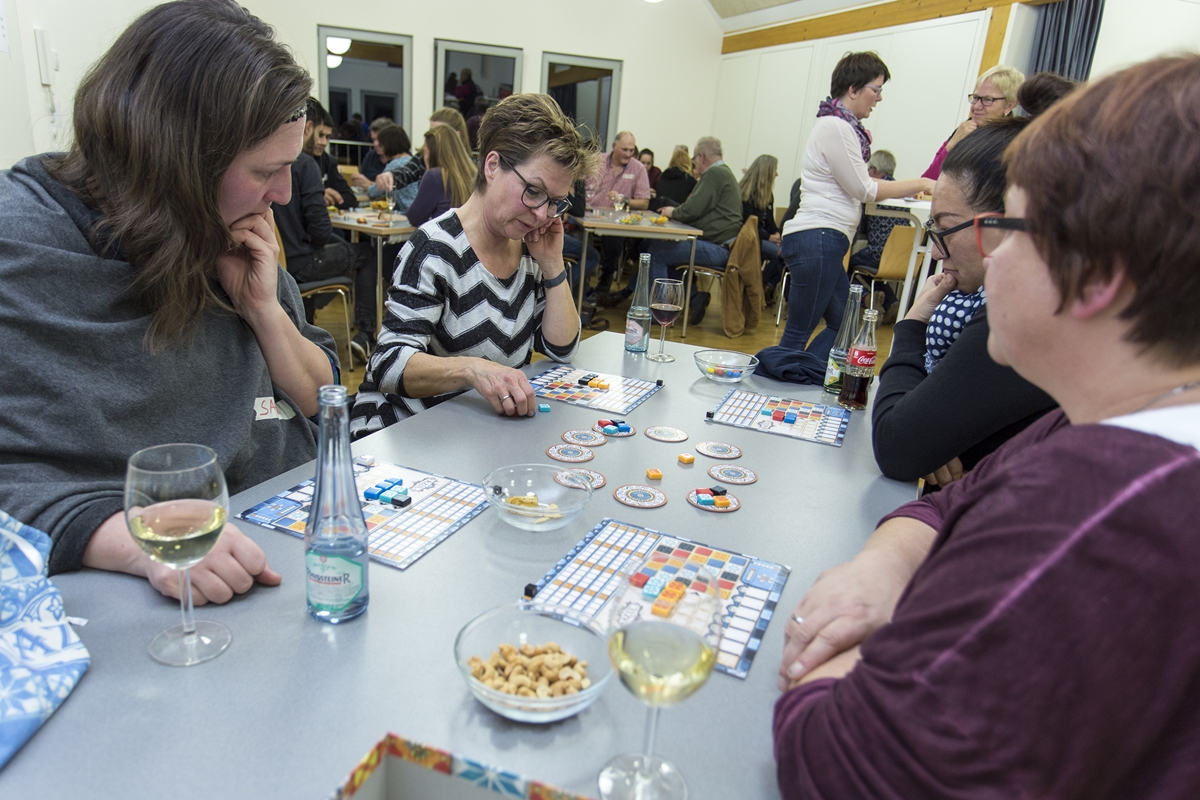 2018 hatte es "Azul", das Spiel des Jahres den Gsten des Spieleabends in Selters besonders angetan. Diesmal gibt es dazu mit "Der Sommerpavillion" eine neue Version.
(Foto: PM)