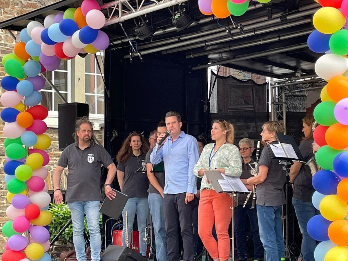 Die Erffnung des Frhlingsfestes durch Benjamin Geldsetzer und Stefanie Stieler
(Foto: Stadt Betzdorf)