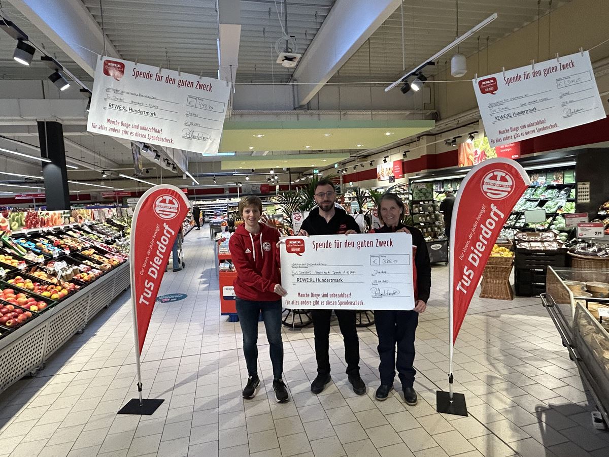 Scheckbergabe in der Dierdorfer REWE-Filiale (von links nach rechts: Nora Kern,Geschftsfhrerin TuS Dierdorf; Herr Kaya, REWE-Filialleiter; Walburga Rudolph, Erste Vorsitzende TuS Dierdorf) (Foto: Privat)

