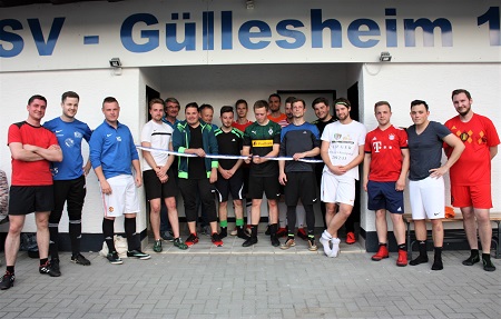 Auch die Kicker des SV Gllesheim freuten sich ber die sanierten Rume. Sie schnitten vor dem Eingang ein Band durch, um so die symbolische Freigabe zu dokumentieren. (Foto: VG Flammersfeld)