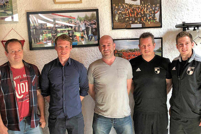 Foto zeigt v.l.n.r.: Martin Lorenzini (Abteilungsleiter Fuball, Co-Trainer Richard von Klass (33), Trainer Uwe van Eckeren (53), Torwarttrainer Dennis Quardt (36), Daniel Wichmann 1. Vorsitzender. Foto: SV Windhagen