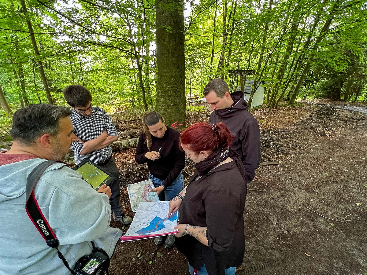 Beim gemeinsamen Termin stand der Schutz des Welterbes Limes und die Vereinbarkeit mit den Windkraftplnen in Neuwied im Mittelpunkt. Fr (v.l.) Michael Schrder (Caeli), Timo Land (GDKE), Josephine Niggemeier (Caeli), Dr. Jennifer Schamper (GDKE) und Julian Scherhag (SWN) hie das: Kpfe zusammenstecken und Karten abgleichen. (Foto: Gerd Neuwirth)