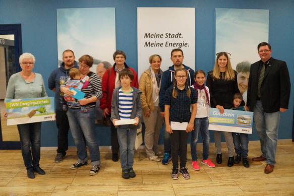 Michael Bleidt von den SWN (rechts) freute sich mit den Gewinnern, die im Zoo oder beim Dorffest in Heimbach-Weis die richtigen Antworten gaben  und das ntige Quntchen Glck bei der Auslosung hatten.