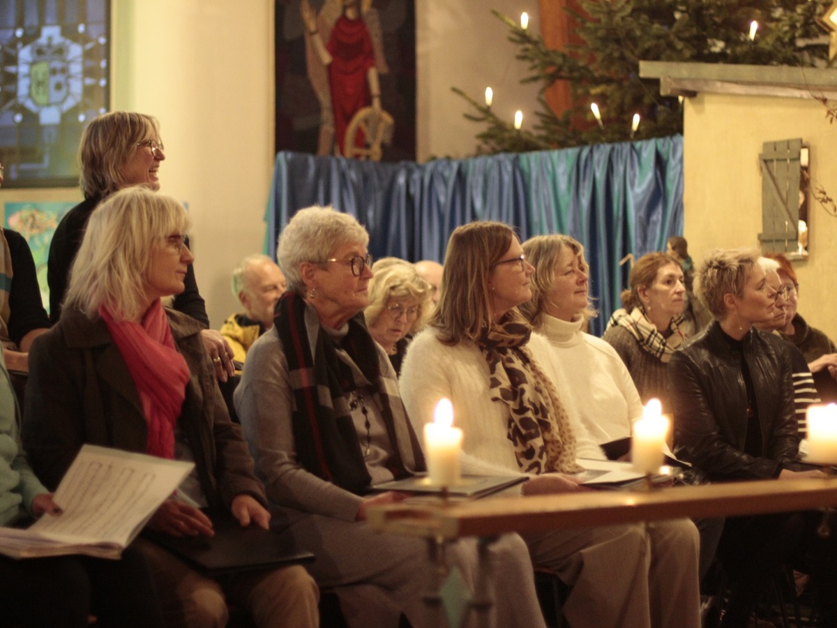 DIe Chor traf sich zum Singen an der Krippe. (Foto: Veranstalter)