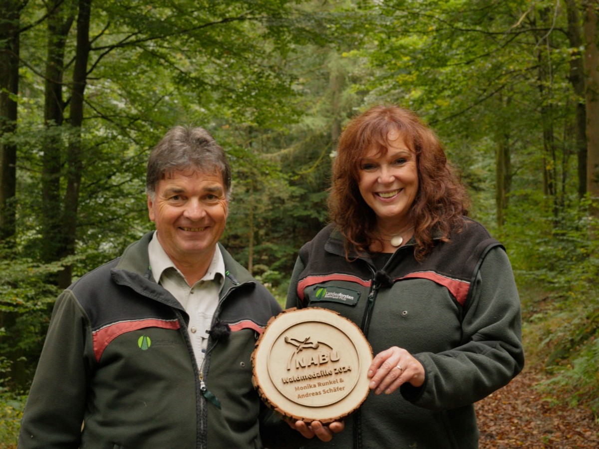 Andreas Schfer, Leiter des Bildungsreviers Marienstatt (Forstamt Hachenburg) und Monika Runkel, Leiterin des Forstamts Hachenburg und des dortigen Waldbildungszentrums, werden mit der NABU-Waldmedaille 2024 ausgezeichnet. (Foto: 	Christian Sder)