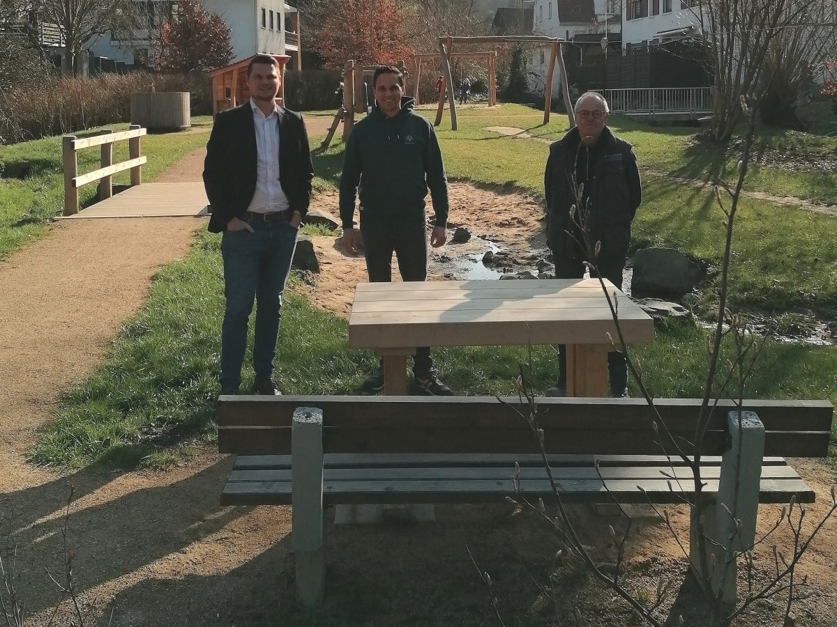 Sparkasse Westerwald-Sieg spendet Tisch fr den Spielplatz "Im Birkamp" in Selbach