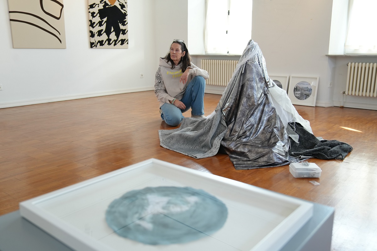 Sabine Hack bereitet vor der Ausstellungserffnung ihr Werk "Peak" in den Rumen der Stadtgalerie Mennonitenkirche vor. (Foto: Stadt Neuwied / Melanie Lange)